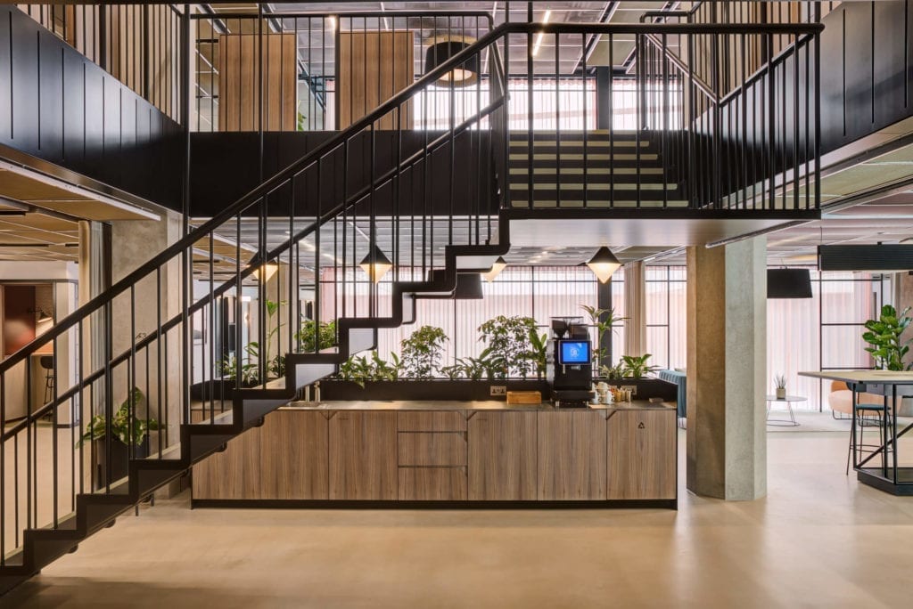 wnętrze-biura-inspiracje-drewno-beton