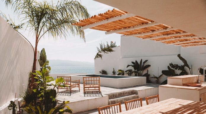 Ciepłe wnętrze odnowionej rezydencji z pięknym widokiem