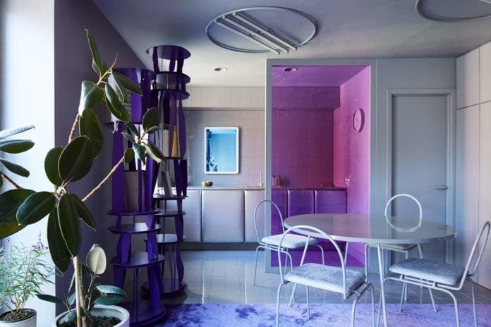 futurystyczne-wnętrze-fiolet-szarość-inspiacje-kuchnia-anekt-salon