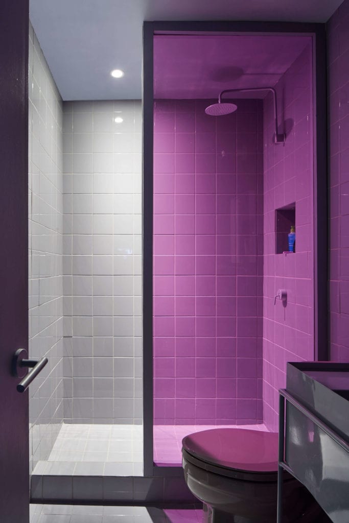 szara-łazienka-inspiracje-prysznic-kafle-fioletowa-szyba