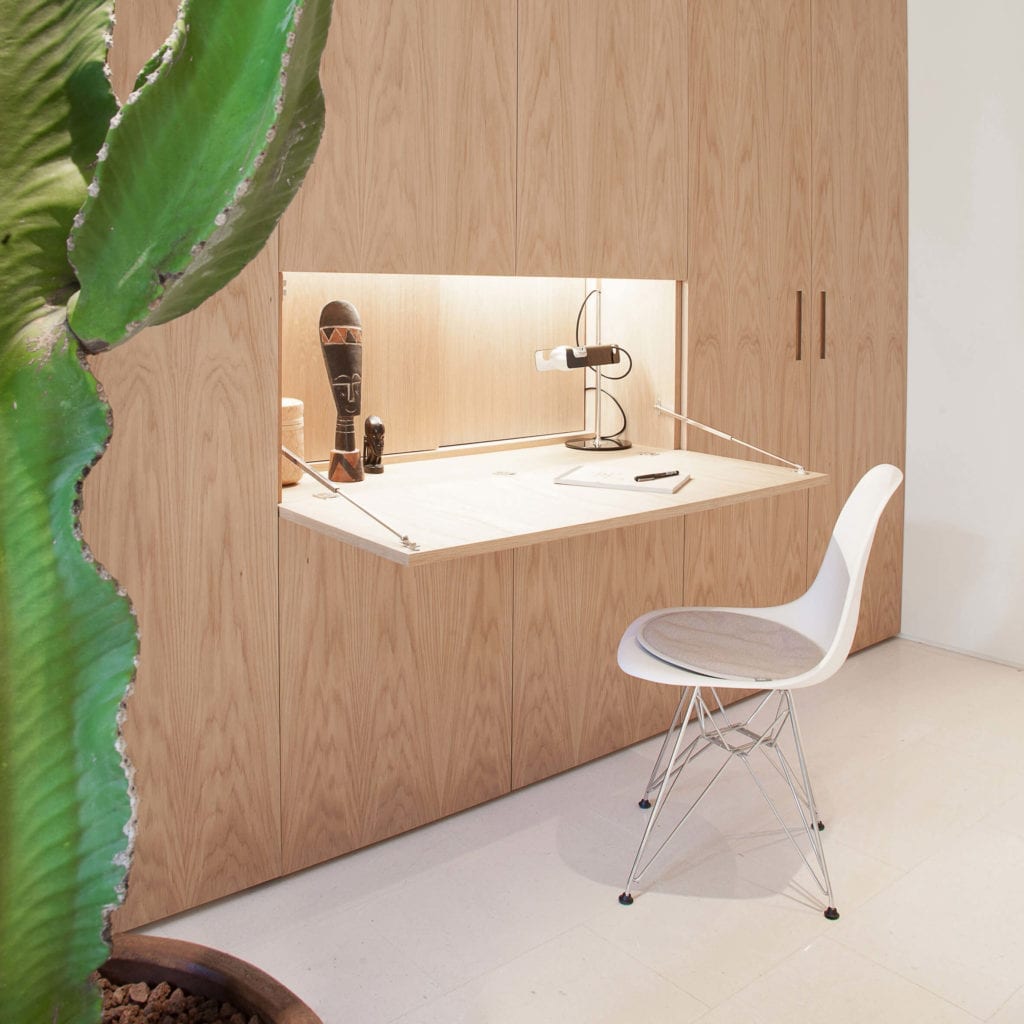 biurko-wmontowane-w-szafie-inspiracje-drewno-jak-urządzić-biuro-w-domu