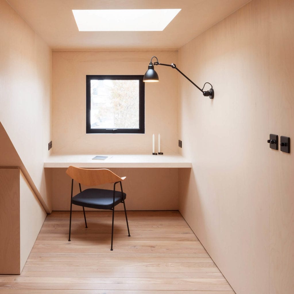 domowe-biuro-sklejka-inspiracje-biurko-krzesło-jak-urządzić-biuro-w-domu