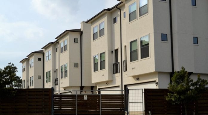 Mieszkanie z garażem – czy warto? mieszkanie-z-garażem-inspiracje-dom-budynek-elewacja