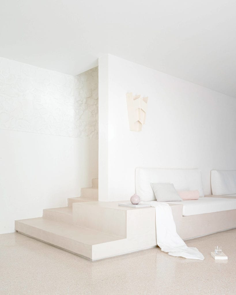 salon-inspiracje-kanapa-wbudowana-biel-minimalistyczny-wystrój-wnętrz