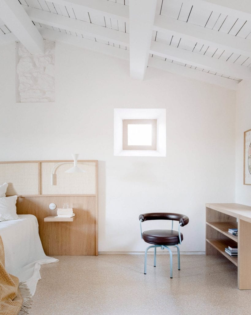 minimalistyczny-wystrój-wnętrz-sypialnia-biurko-krzesło-drewno-biel