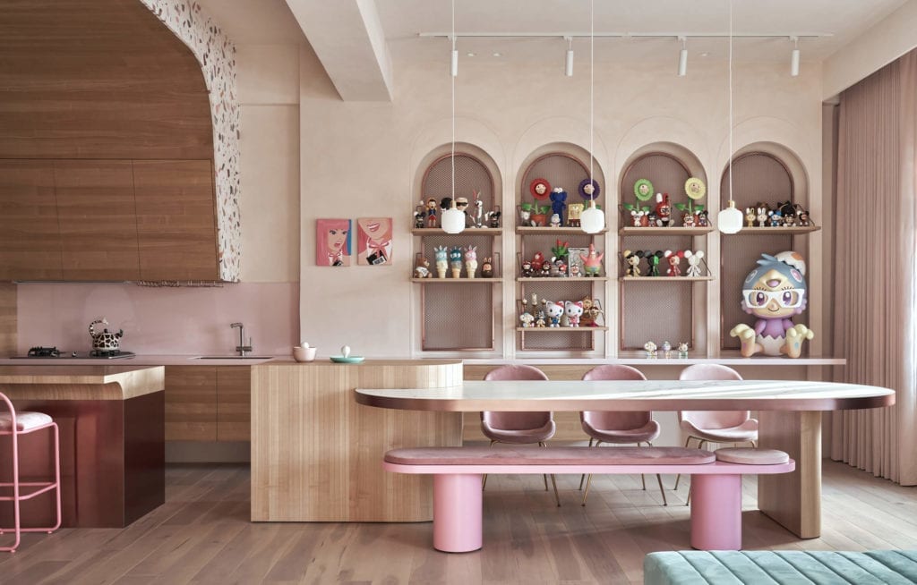 kuchnia-różowe-ściany-inspirajce-stół-krzesła-drewno