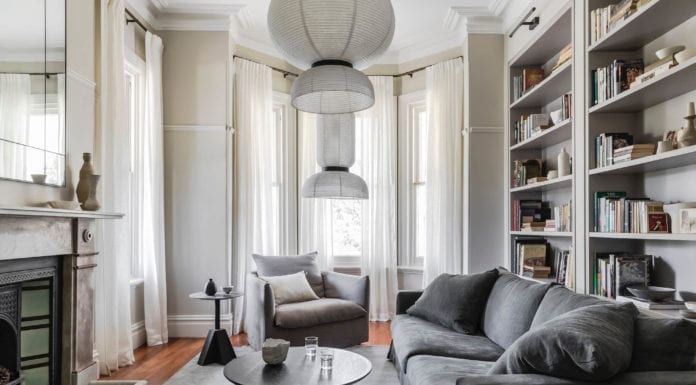 Szaro-białe wnętrza – niezawodne połączenie kolorów szaro-białe-wnętrza-inspiracje-salon-kanapa-dom