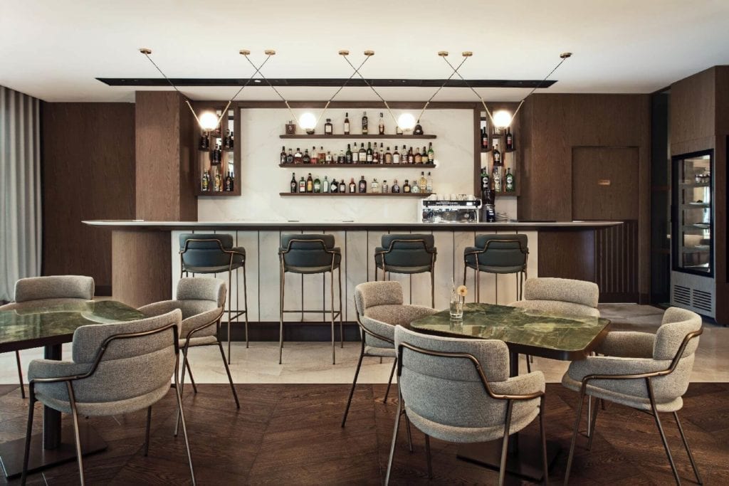 drewno-Hilton-Świnoujście-Resort-&-Spa-Cosentino-hotel-luksusowe-wnętrze-krzesła-fotele-stoliki-restauracja-bar
