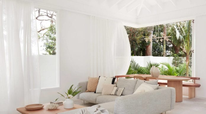 Dom wakacyjny wśród tropikalnych widoków dom-wakacyjny-salon-kanapa-inspiracje-narożnik-wnętrze-białe-ściany