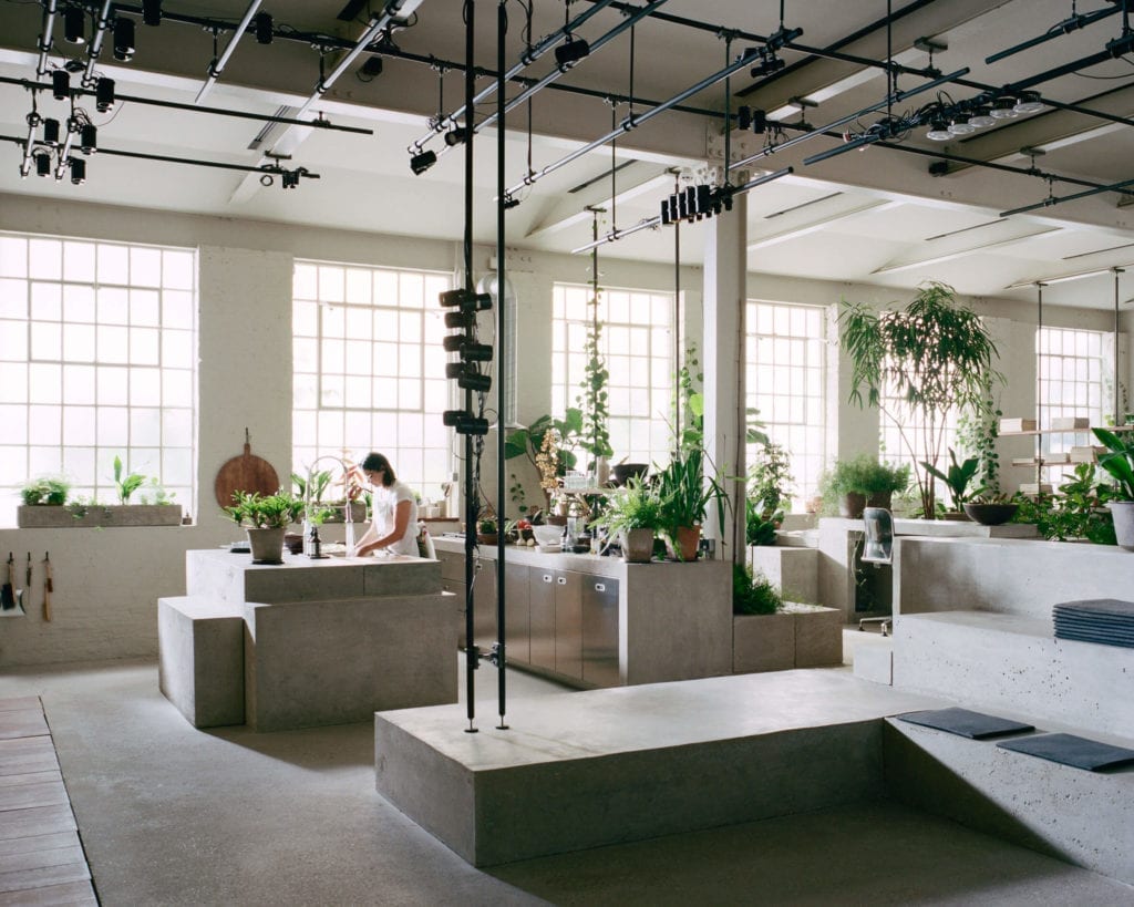 miejsce-do-pracy-biuro-inspiracje-wnętrze-rośliny-beton-industrial