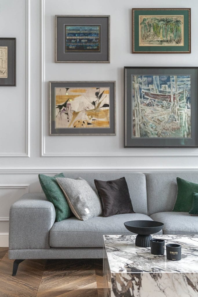 nowoczesna-klasyka-mieszkanie-wnętrze-inspiracje-salon-kanapa-sztukateria-obrazy-białe-ściany