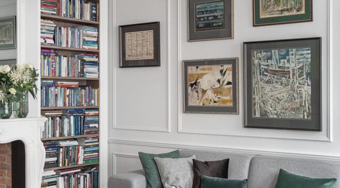 Nowoczesna klasyka w sercu Warszawy nowoczesna-klasyka-mieszkanie-wnętrze-inspiracje-salon-kanapa-sztukateria-obrazy-białe-ściany