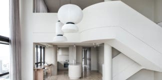 Penthaus-apartamenty-inspiracje-schody-lampa-wnętrze-salon-kuchnia-biel-beż