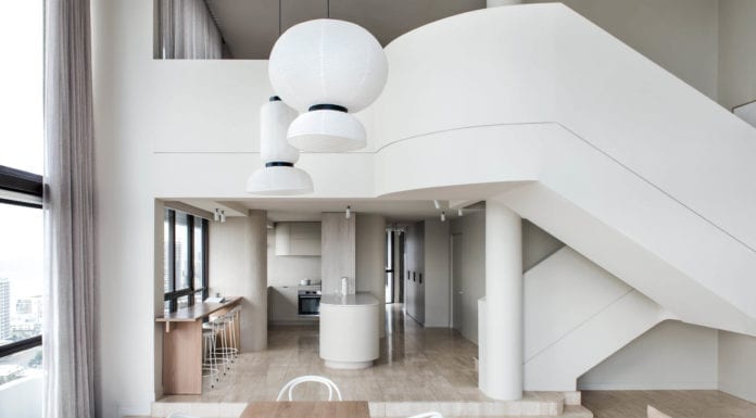 Penthaus, apartamenty w dobrym stylu Penthaus-apartamenty-inspiracje-schody-lampa-wnętrze-salon-kuchnia-biel-beż