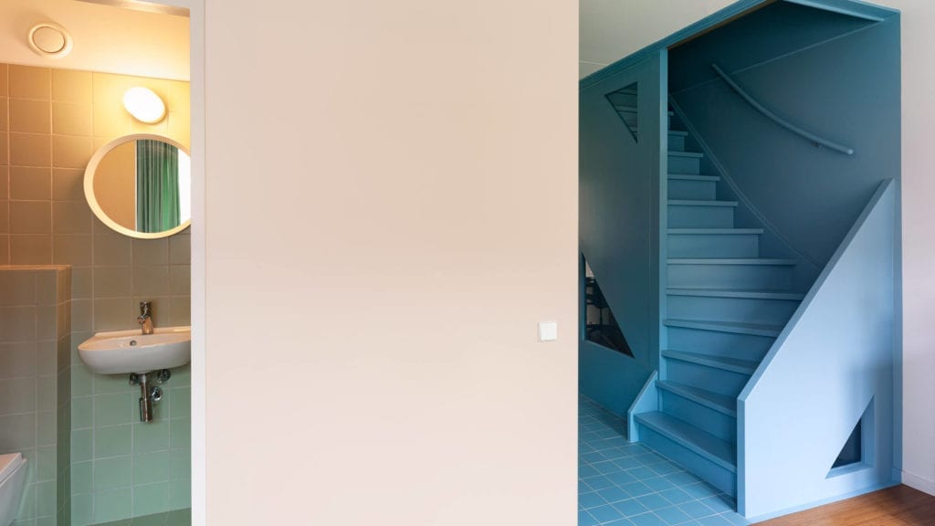 wnętrze-architekta-inspiracje-schody-łazienka-róż-niebieski