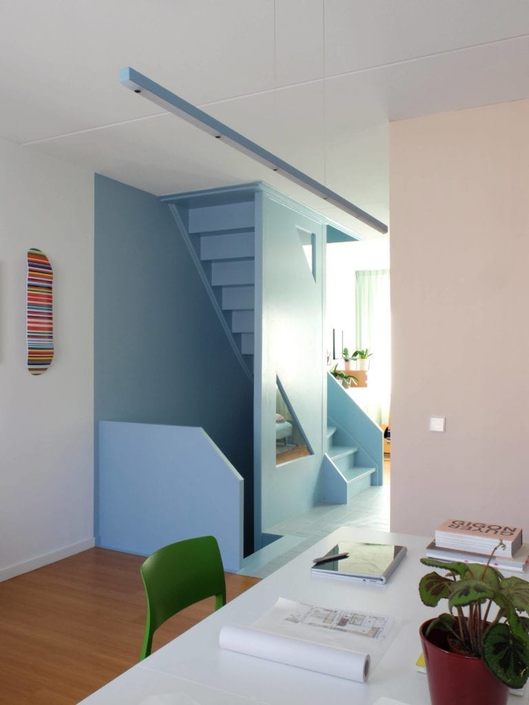 wnętrze-architekta-różowe-ściany-drewno-krzesło-zielone-schody-inspiracje-biurko