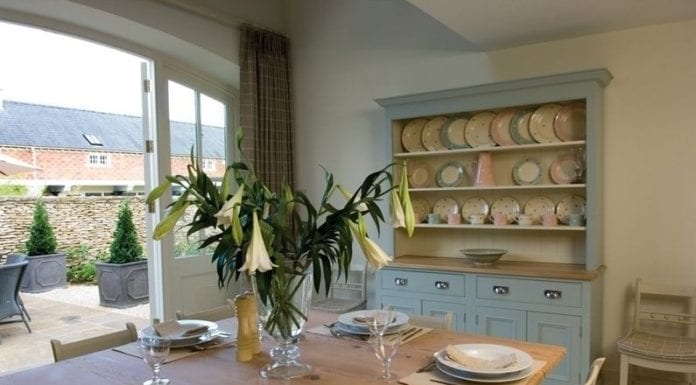 Meble w stylu prowansalskim – jak zastosować we wnętrzu? kredens-meble-w-stylu-prowansalskim