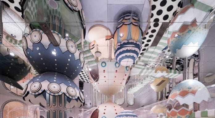 Bajeczne wnętrze pływalni w Chinach – poczuj się, jak w filmie Tima Burtona! bajeczne-wnętrze-pływalni-inspiracje-róż-lustra-atrakcje