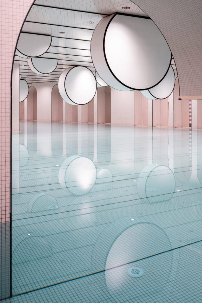 basen-inspiracje-oświetlenia-różowe-płytki-bajeczne-wnętrze