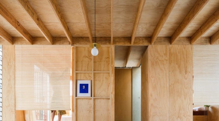 Drewniane wykończenia wnętrz willi w Australii drewniane-wykończenia-wnęrz-sklejka-salon-inspiracje-kanapa-wnętrze