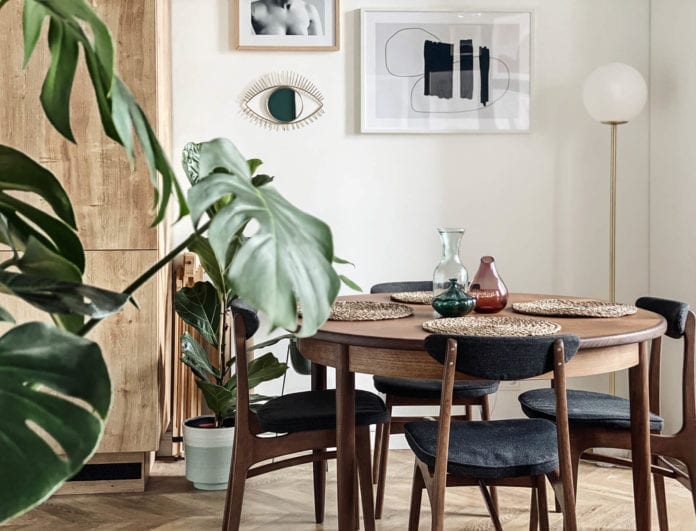 mieszkanie-z-duszą-inspiracje-stół-krzesła-rośliny-wnętrze-lampa