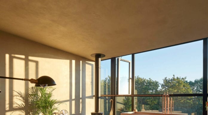 Mieszkanie z widokiem poza schematem praktyczności sypialnia-inspiracje-łóżko-lampa-mieszkanie-z-widokiem-wanna-w-sypialni