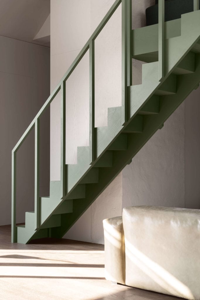 schody-szałwiowy-kolor-inspirajce-minimalistyczne-wnętrze