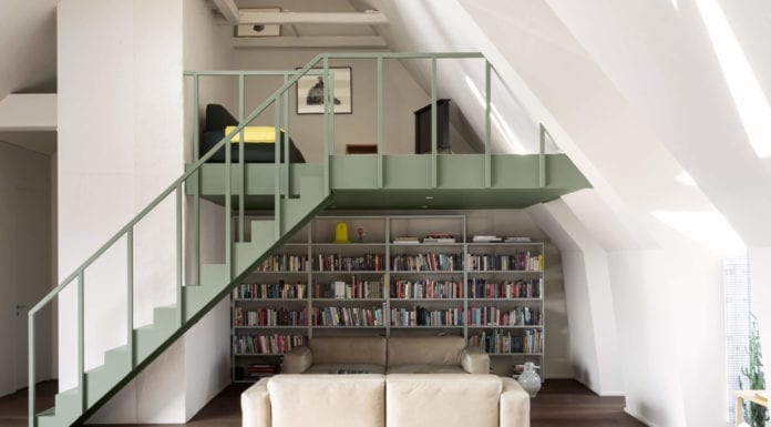 Minimalistyczne wnętrze z wyjątkowym klimatem salon-mieszkanie-z-antresolą-minimalistyczne-wnętrze