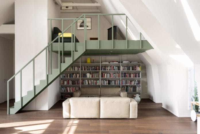 salon-mieszkanie-z-antresolą-minimalistyczne-wnętrze