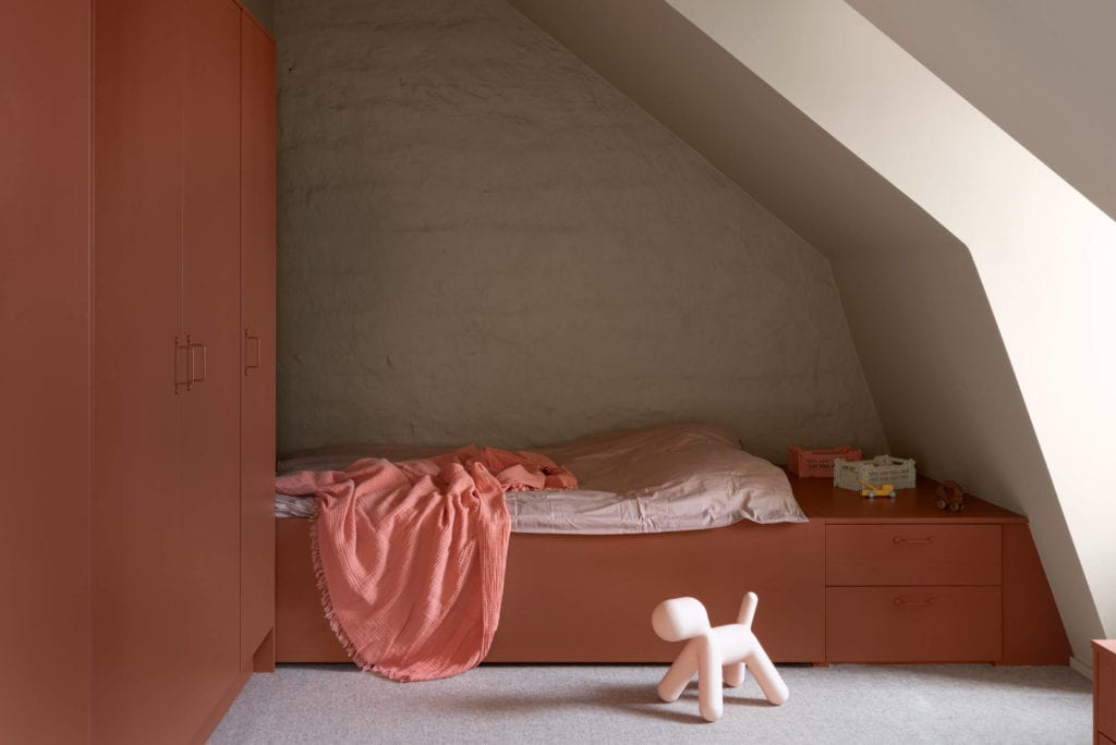 pokój-dziecka-minimalistyczne-wnętrze-sypialnia-łóżko-szafa-inspiracje