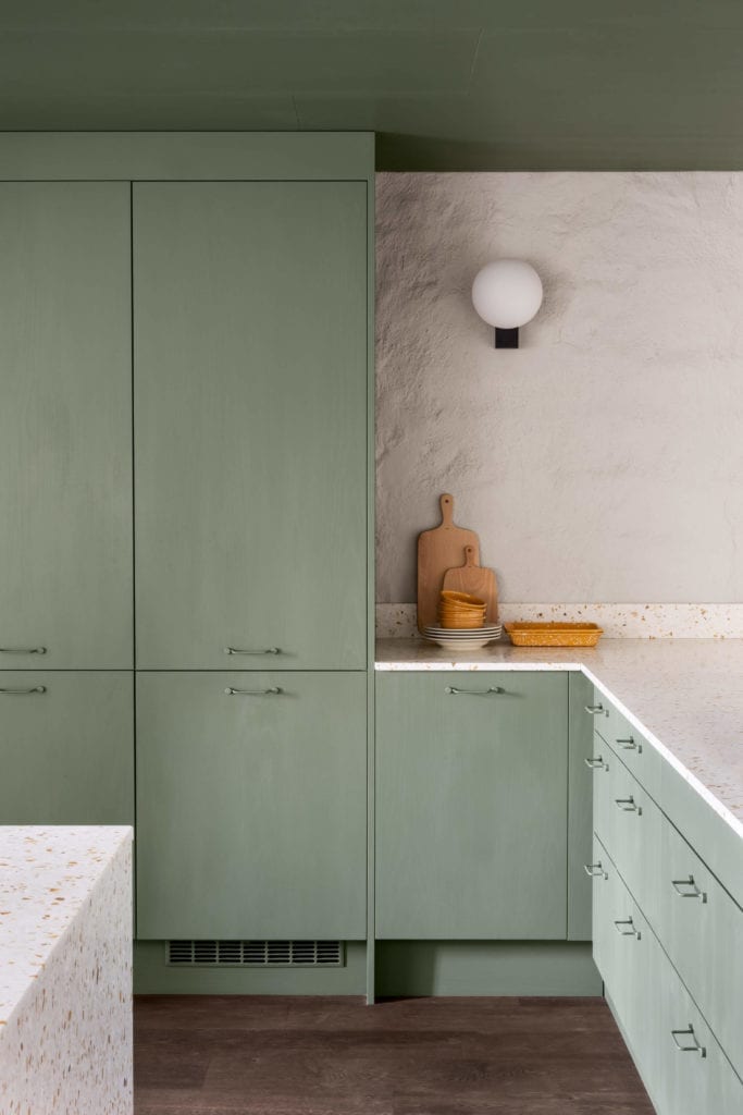 kuchnia-inspiracje-szafki-minimalistyczne-wnętrze-lampa-inspiracje