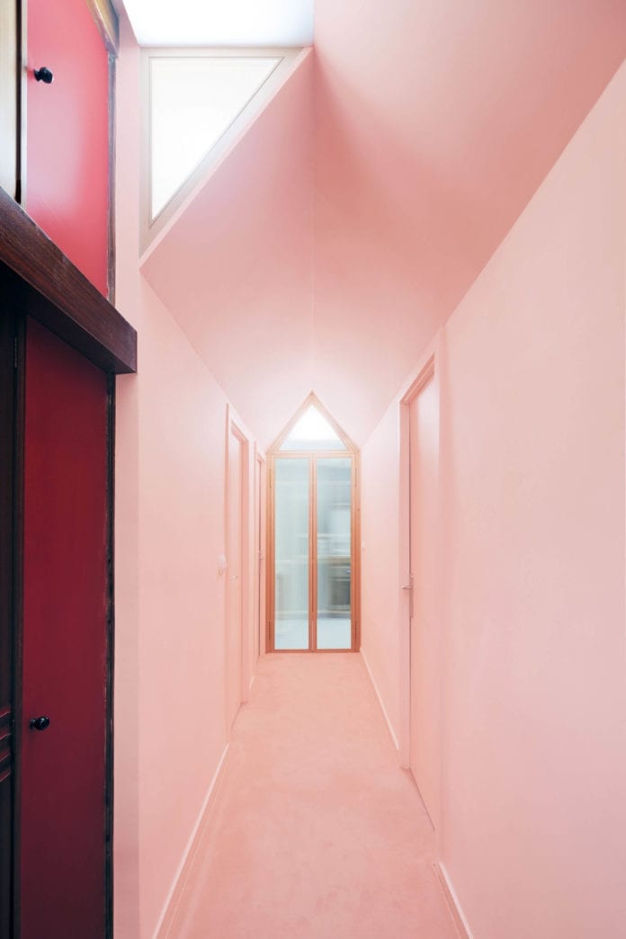 różowe-ściany-piękne-wnętrze-stare-inspiracje-korytarz