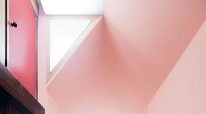Stare wnętrze? Dodaj koloru! różowe-ściany-piękne-wnętrze-stare-inspiracje-korytarz