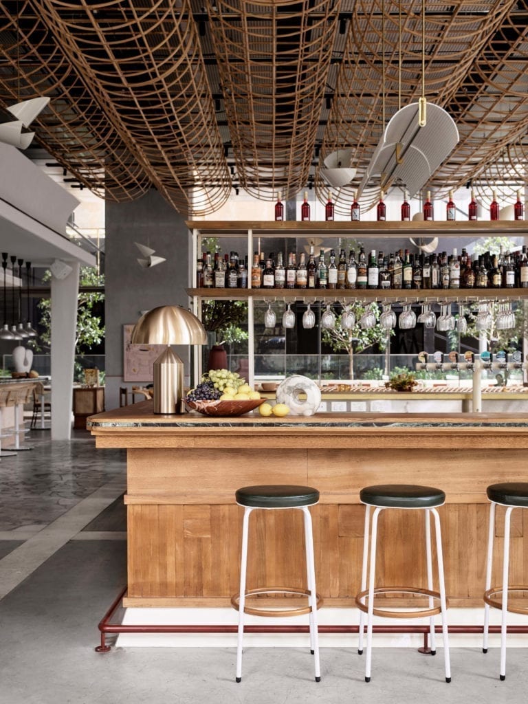 wystrój-restauracji-inspiracje-wnętrze-drewno-rattan-biel-nowoczesne-stół-krzesła-bar-chokery