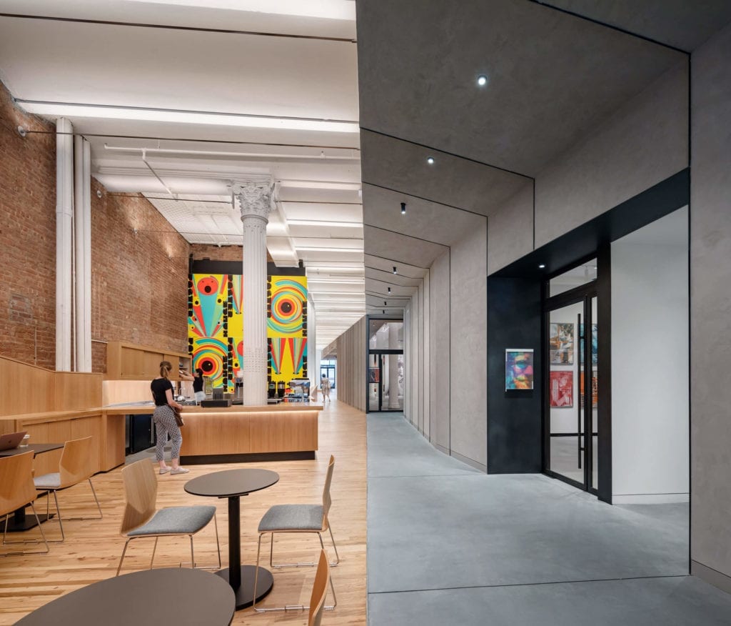 Łączenie-stylów-we-wnętrzu-inspiracje-muzeum-lobby-beton-kolumna-drewno-kontrast