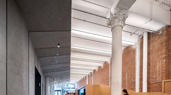 Łączenie stylów we wnętrzu nowojorskiego muzeum plakatów Łączenie-stylów-we-wnętrzu-biel-drewno-inspiracje-muzeum