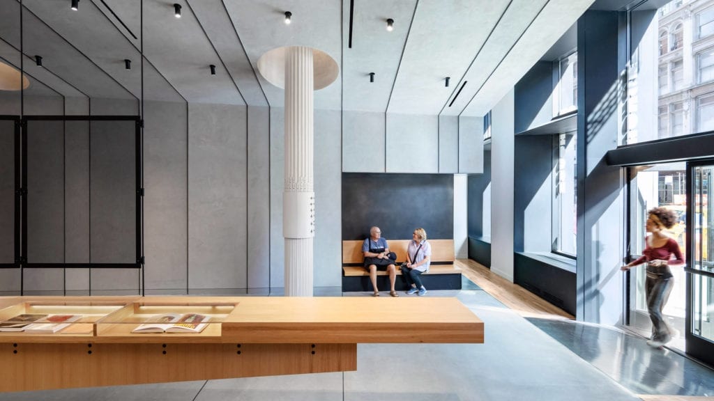 Łączenie-stylów-we-wnętrzu-inspiracje-muzeum-lobby-beton-kolumna-drewno