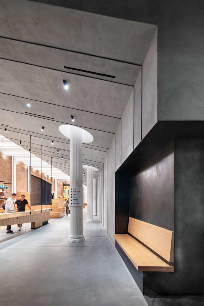 Łączenie-stylów-we-wnętrzu-inspiracje-muzeum-lobby-beton-kolumna-drewno