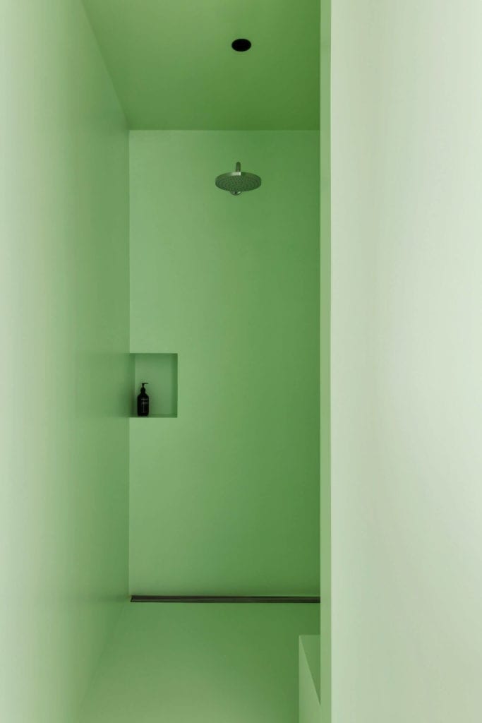 biało-zielona-łazienka-inspiracje-płytki-wanna
