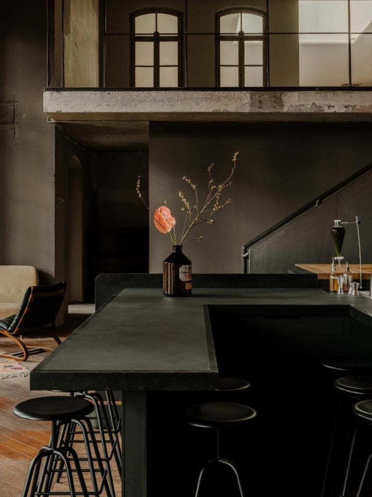 bar-inspiracje-stołek-wnętrze-beton-industrial