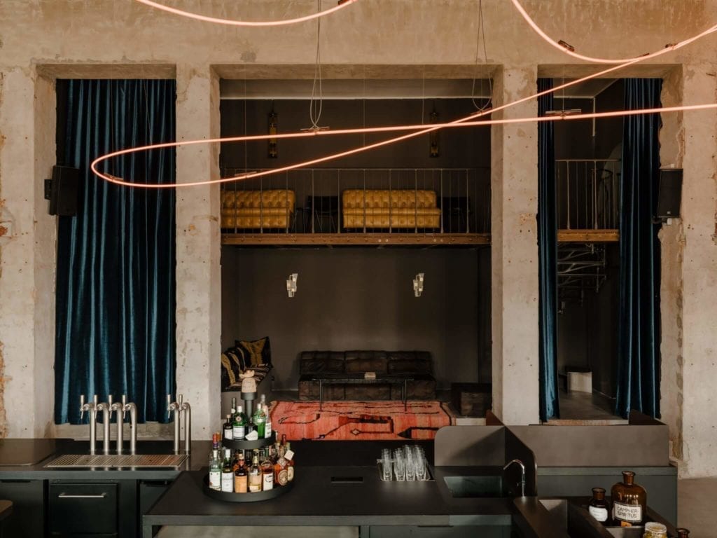 eklektyczne-wnętrze-restauracji-inspiracje-neon-bar-ciemne-ściany-beton-loft-industrial