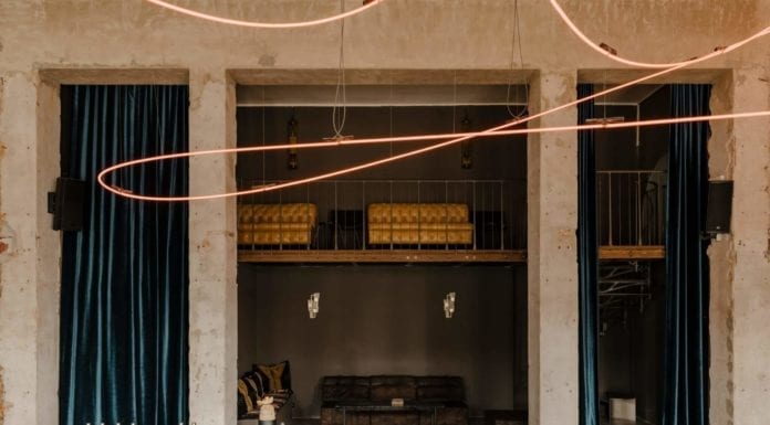 Eklektyczne wnętrze restauracji pod plątaniną czerwonych neonów eklektyczne-wnętrze-restauracji-inspiracje-neon-bar-ciemne-ściany-beton-loft-industrial
