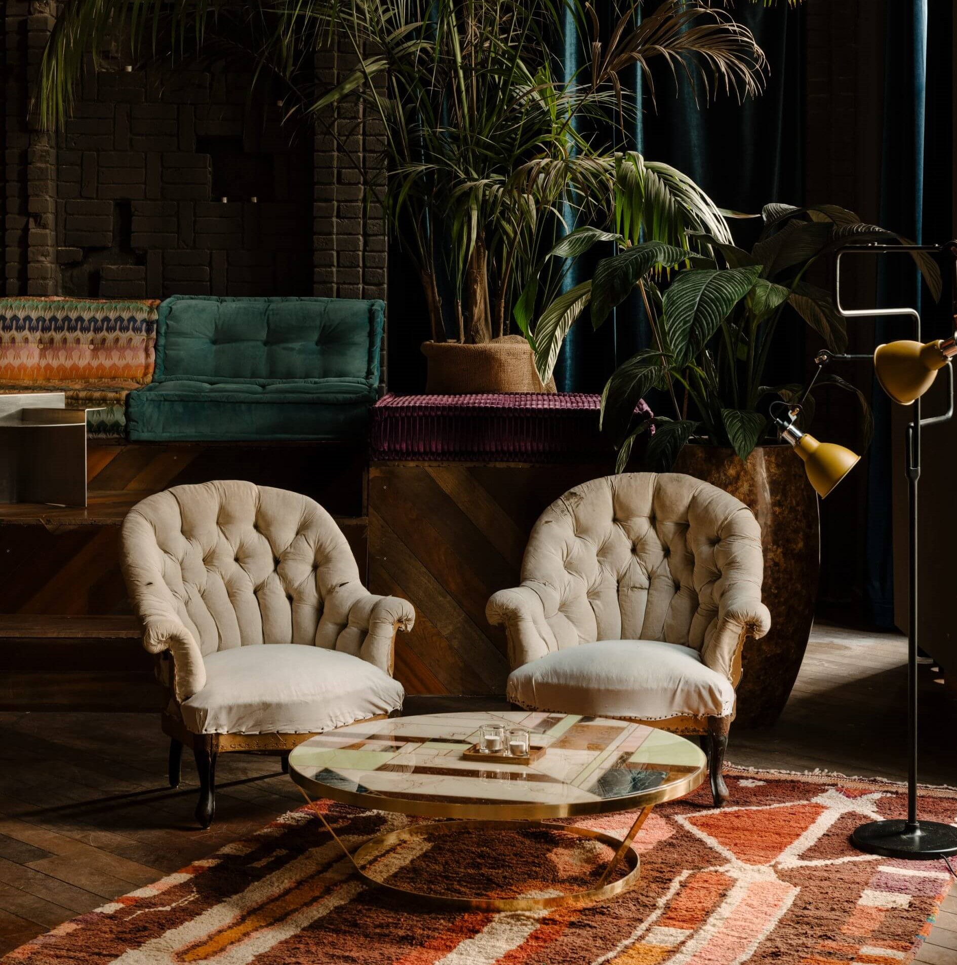 fotel-inspiracje-loft-eklektyczne-wnętrze-restauracja-kink-stolik-rośliny-bar