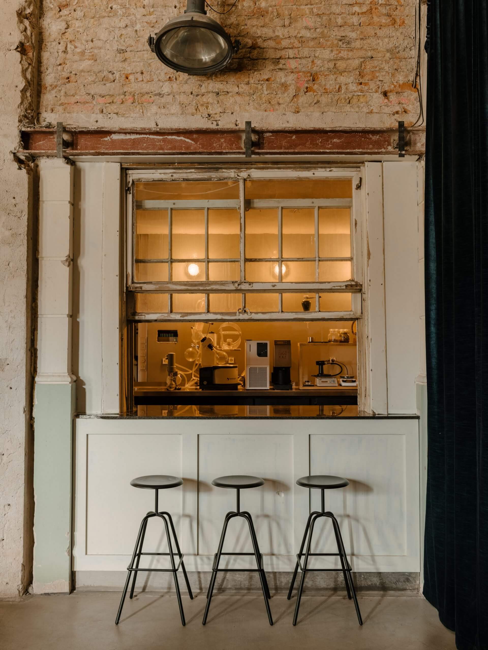 fotel-inspiracje-loft-eklektyczne-wnętrze-restauracja-kink-stolik-rośliny-bar