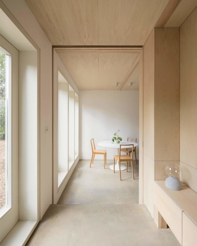 minimalizm-we-wnętrzu-kuchnia-jadalnia-wnętrze-drewno-beton-stół-krzesła