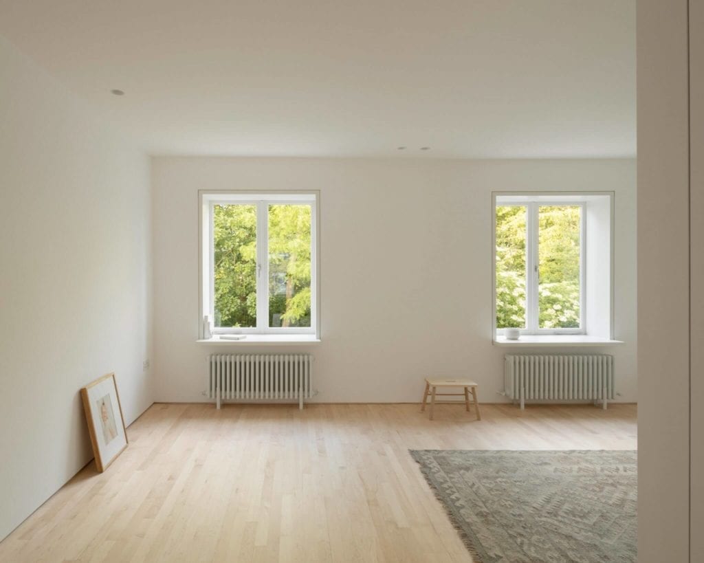 sypialnia-biel-inspiracje-wnętrze-drewno