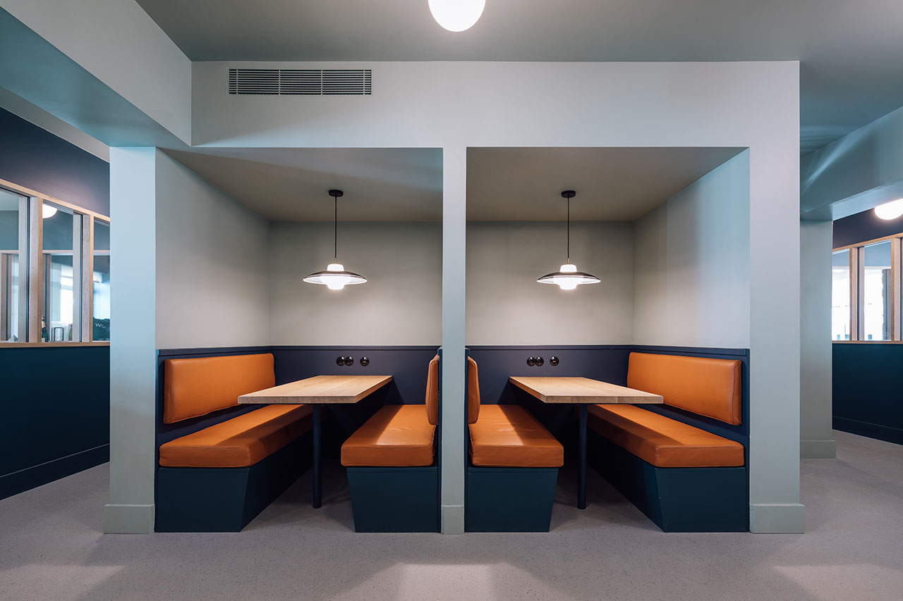 wnętrze-biuro-inspiracje-co-working-kolorowy-sufit-zdjęcia-stół-biurko-krzesła-kanapa-fotel-drewno-inspiracje