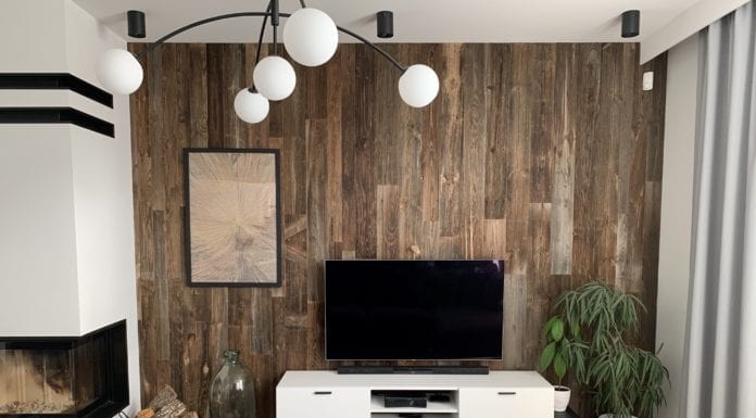 Drewno na ścianie – aranżacja salonu z deskami porozbiórkowymi