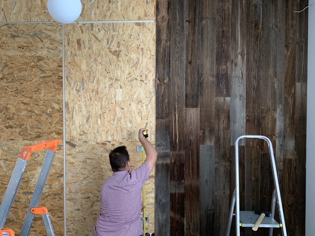 drewno na ścianie