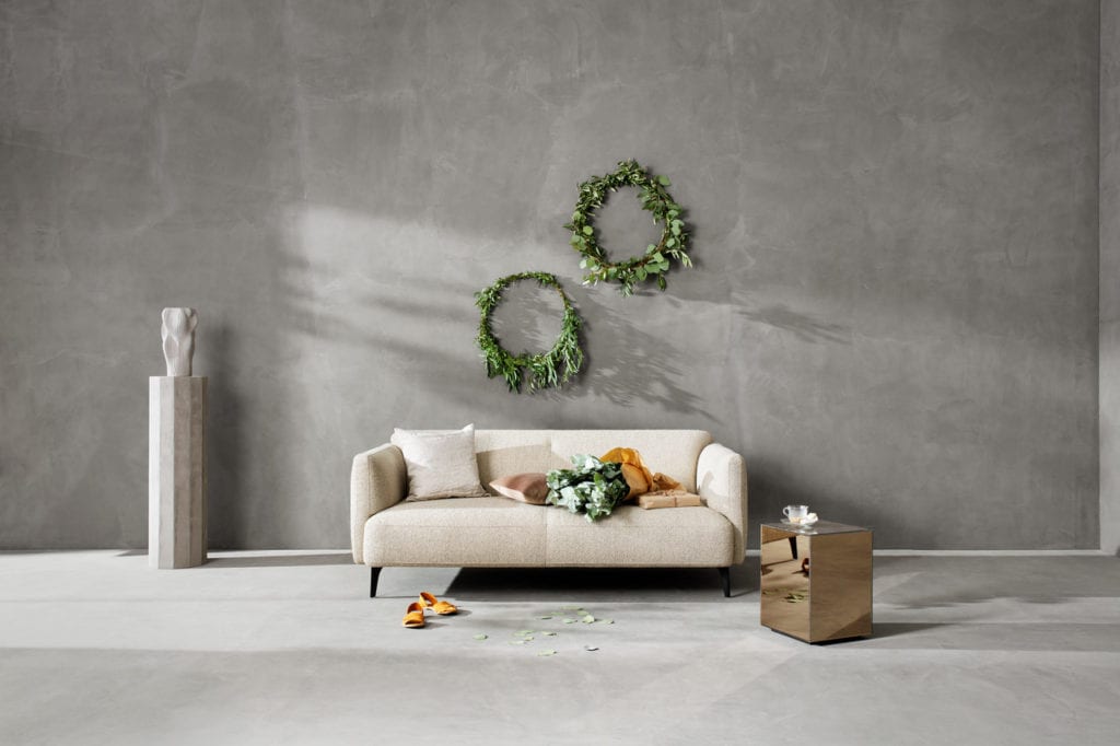 Łatwe ozdoby świąteczne, beżowa sofa, naturalna kompozycja, świąteczne wieńce na ścianę